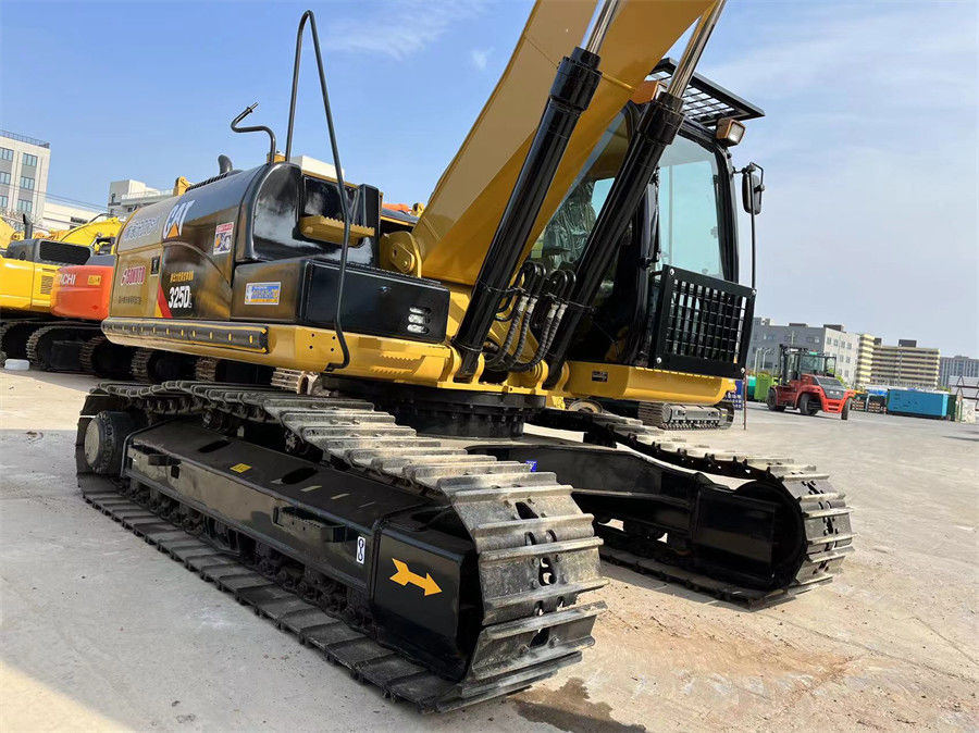 CAT 325DL Hydraulischer Bagger aus Japan mit C7-Motor mit 1,4 m3 Eimerkapazität.