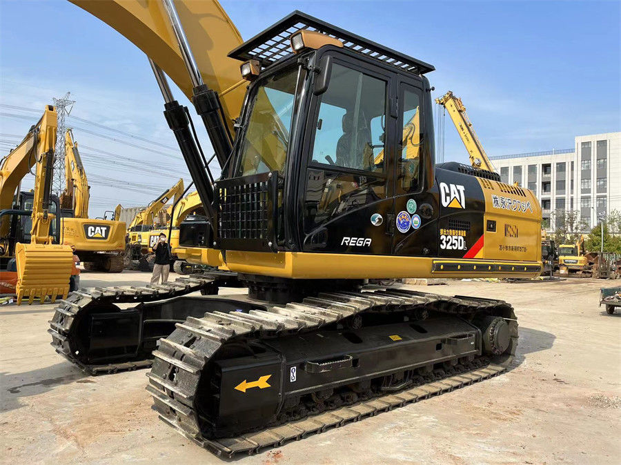 CAT 325DL Hydraulischer Bagger aus Japan mit C7-Motor mit 1,4 m3 Eimerkapazität.