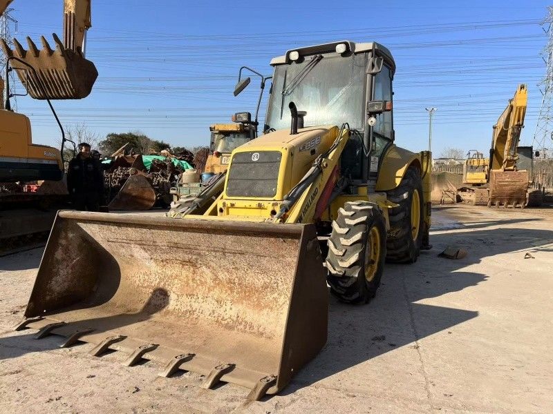 Originalfarbe New Holland LB85 Schleppbaukasten 4 Räder Antrieb in gutem Zustand