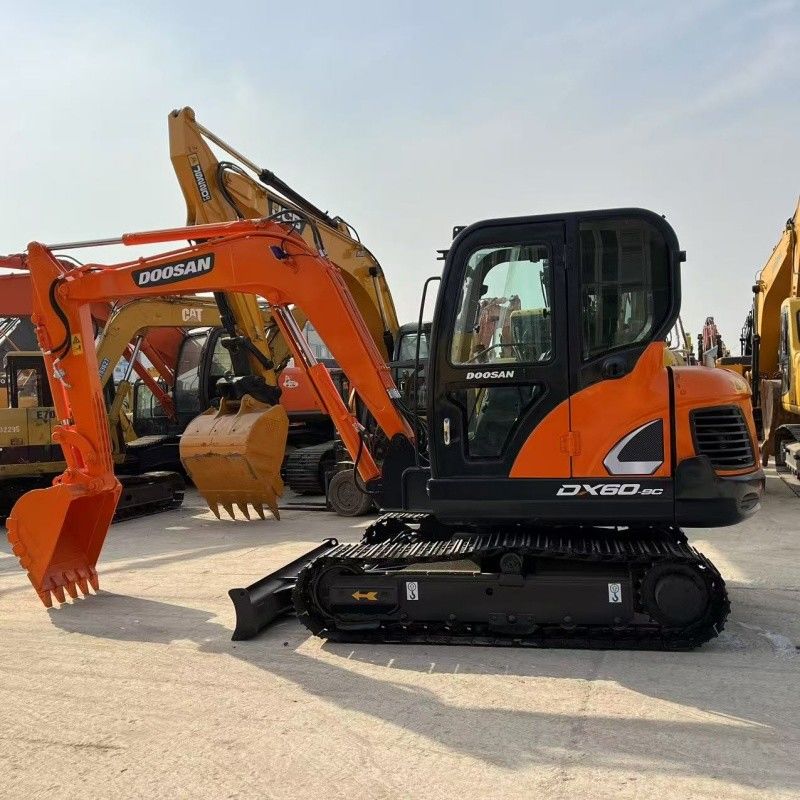 Kleiner 6-tons Doosan DX60 Bagger mit Klinge und Brecher Hammer Linie