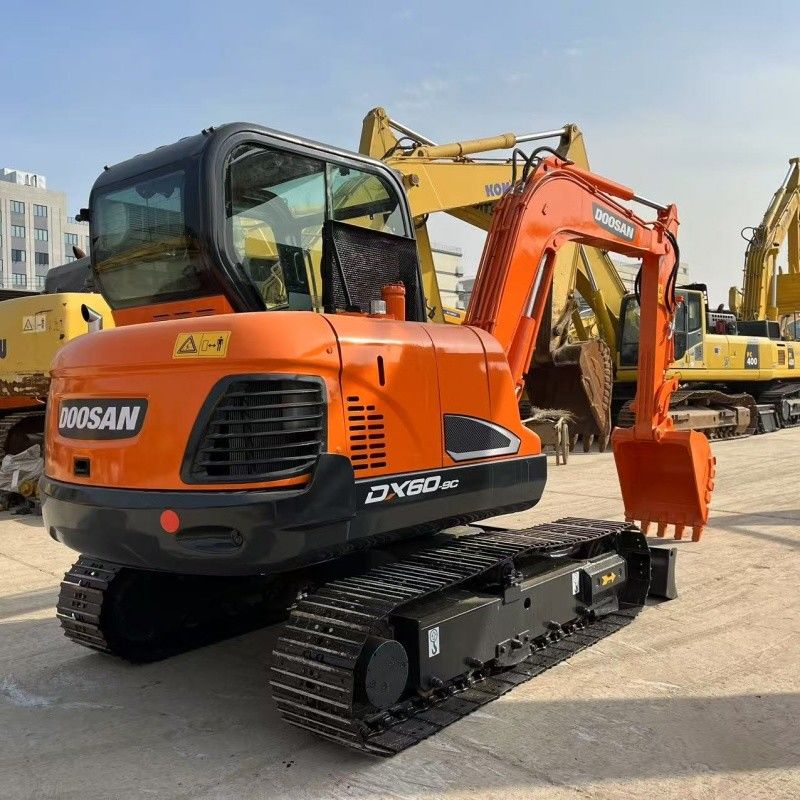 Kleiner 6-tons Doosan DX60 Bagger mit Klinge und Brecher Hammer Linie