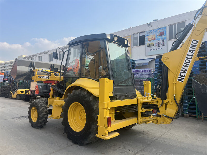 Gebrauchtes New Holland LB95B-4PT-Backhoe-Lader mit 4-in-1-Multipurpose-Eimer, Pilotensteuerung und ROPS/FOPS geschlossener Kabine