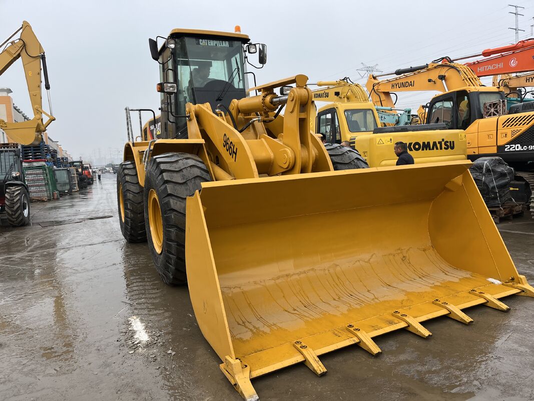 Gebrauchtes Radlader CAT 966H mit hoher Durchbruchskraft und robustem Antrieb, das Leistung in rauen Industrieumgebungen bietet