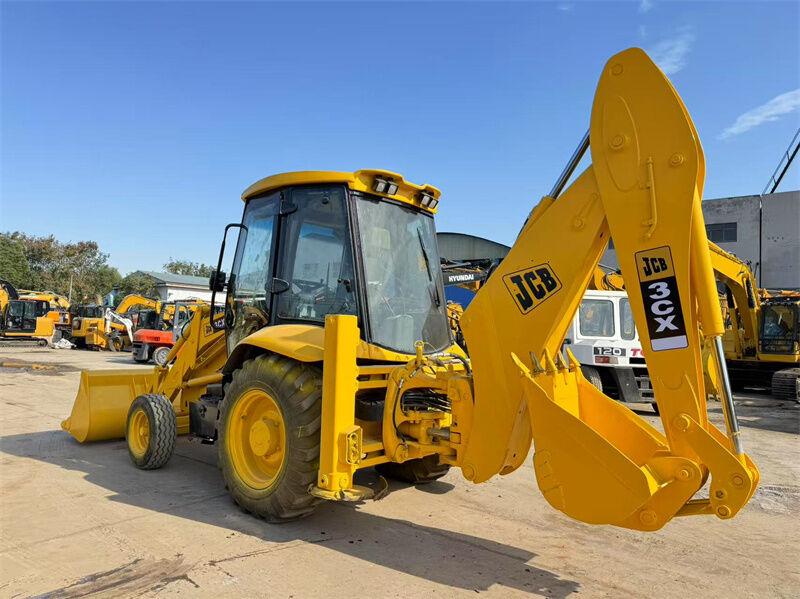 Gebrauchtes JCB 3CX-Backhoe-Lader mit 1,1 m3 Eimerkapazität, 81 kW Leistung und einjähriger Garantie